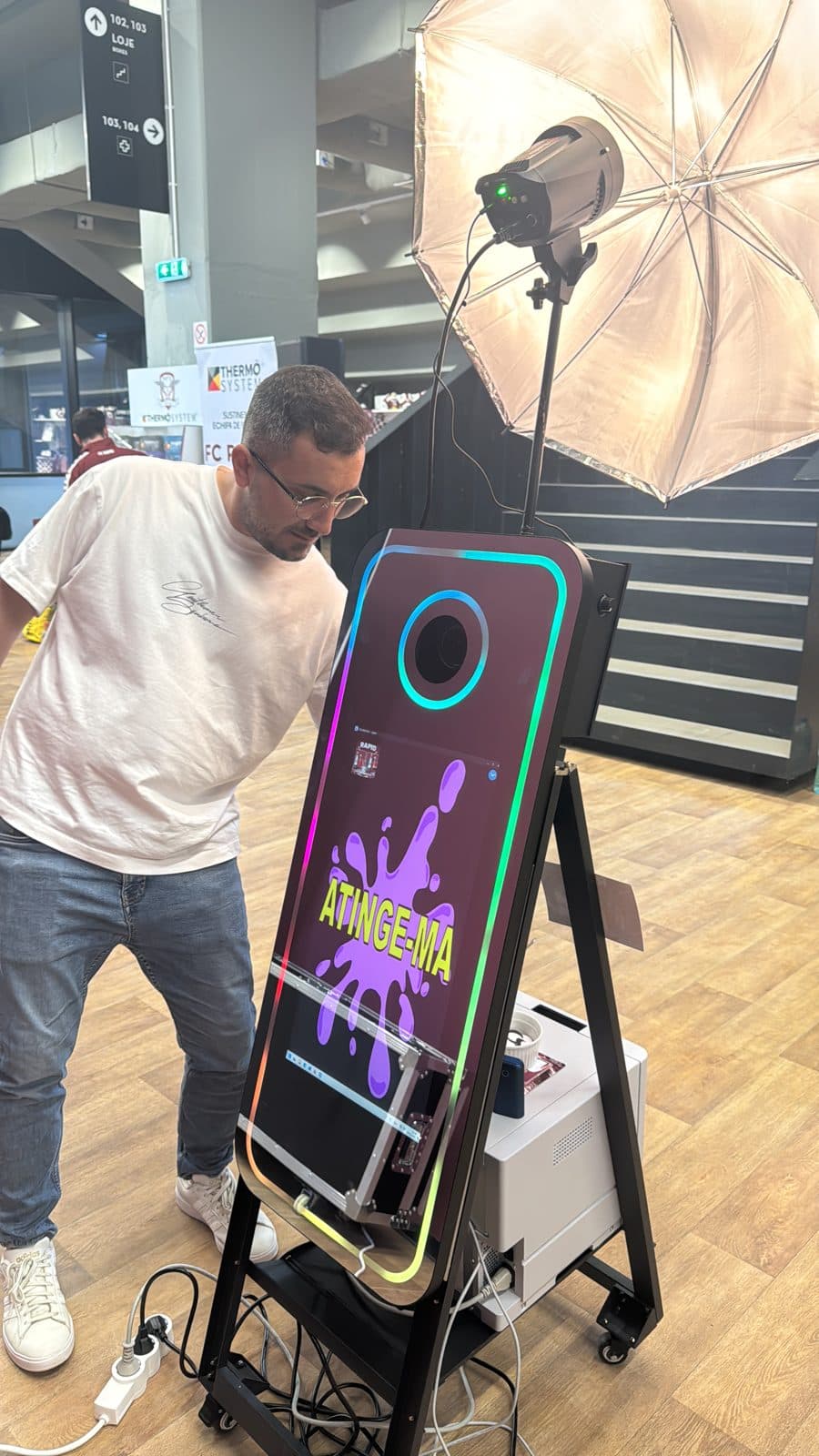 Oglinda magică la un eveniment, cu ramă RGB și lumină softbox